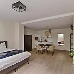 Cozy & Location! 아파트 *