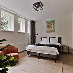 Cozy & Location! 아파트 *