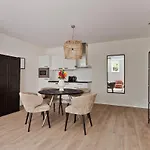 아파트 Cozy & Location! *